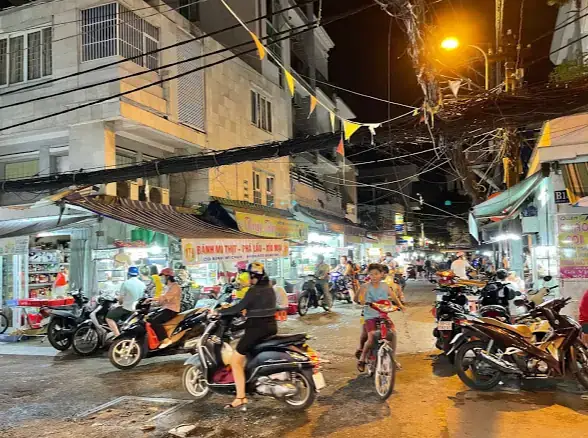 Khám Phá Chợ Xóm Chiếu Quận 4: Thiên Đường Ẩm Thực Bình Dân Không Thể Bỏ Lỡ Khám Phá Chợ Xóm Chiếu Quận 4: Thiên Đường Ẩm Thực Bình Dân Không Thể Bỏ Lỡ