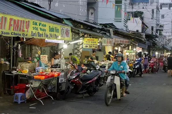 Khám Phá Chợ Xóm Chiếu Quận 4: Thiên Đường Ẩm Thực Bình Dân Không Thể Bỏ Lỡ Khám Phá Chợ Xóm Chiếu Quận 4: Thiên Đường Ẩm Thực Bình Dân Không Thể Bỏ Lỡ